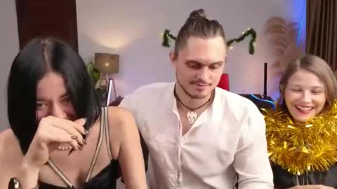Snapshot of goddess_marylin chatting on December 24, 3:38 am   330 UTC2 girls   online show from December 24, 3:38 am