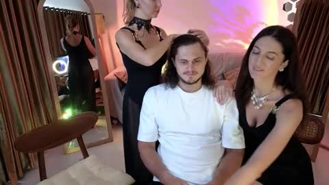 Snapshot of goddess_marylin chatting on October 19, 3:22 am   330 UTC2 girls   online show from October 19, 3:22 am