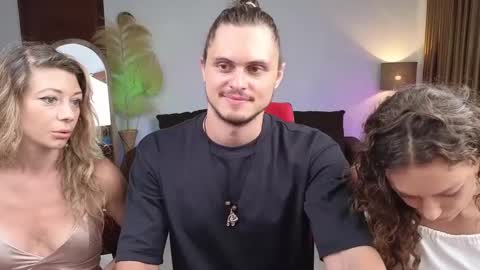 Snapshot of goddess_marylin chatting on December 4, 2:25 am   330 UTC2 girls   online show from December 4, 2:25 am