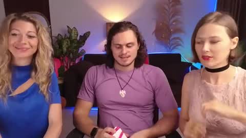 Snapshot of goddess_marylin chatting on January 12, 3:28 am   330 UTC2 girls   online show from January 12, 3:28 am