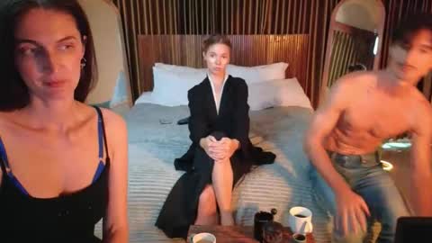 Snapshot of goddess_marylin chatting on September 12, 6:04 am   330 UTC2 girls   online show from September 12, 6:04 am