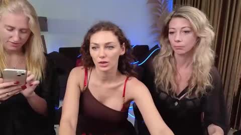 Snapshot of goddess_marylin chatting on December 19, 3:40 am   330 UTC2 girls   online show from December 19, 3:40 am