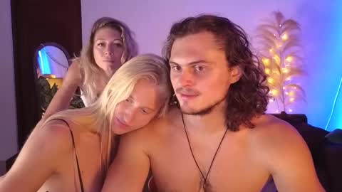 Snapshot of goddess_marylin chatting on January 22, 5:48 am   330 UTC2 girls   online show from January 22, 5:48 am