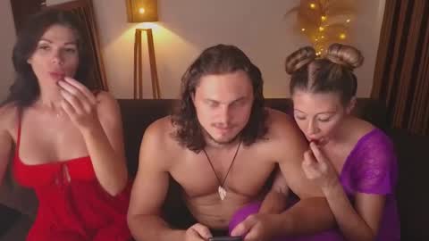 Snapshot of goddess_marylin chatting on March 12, 6:29 am   330 UTC2 girls   online show from March 12, 6:29 am