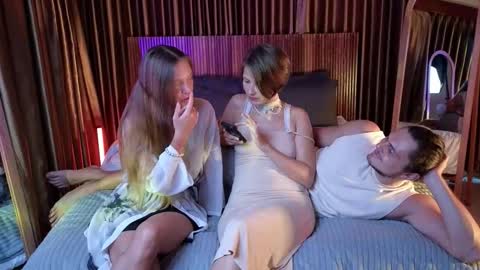 Snapshot of goddess_marylin chatting on October 9, 3:45 am   330 UTC2 girls   online show from October 9, 3:45 am