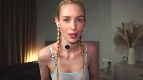 Snapshot of gold_blond chatting on February 21, 7:23 am Olivia online show from February 21, 7:23 am