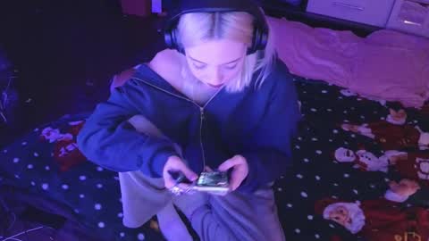 Snapshot of graylovescookies chatting on December 27, 5:59 pm graylovescookies online show from December 27, 5:59 pm