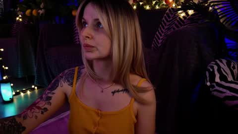 gwenhilton online show from February 13, 8:48 am