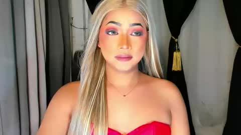 Snapshot of gwenngoddess chatting on October 13, 1:35 pm Call me Miss Gwen online show from October 13, 1:35 pm