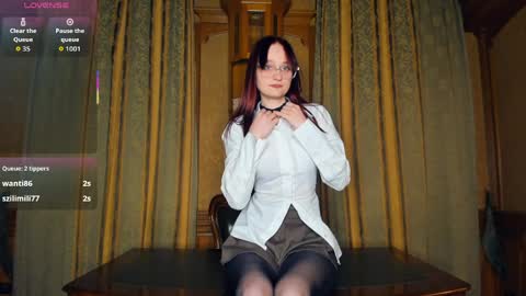 Kelly  Lilly online show from April 4, 7:32 pm