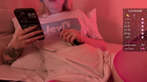 Snapshot of h2h0e chatting on December 6, 7:28 pm Lana online show from December 6, 7:28 pm