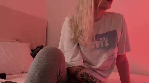 Snapshot of h2h0e chatting on December 5, 7:33 pm Lana online show from December 5, 7:33 pm