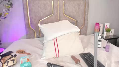 haileystonei online show from November 4, 11:44 am