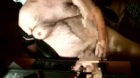 Snapshot of hairybear813 chatting on March 6, 6:19 am hairybear813 online show from March 6, 6:19 am
