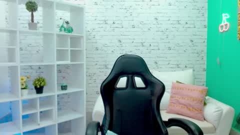 Hannah  online show from October 19, 12:10 pm