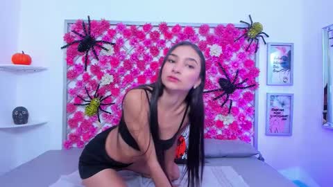 Hannah Miller online show from October 15, 12:50 pm