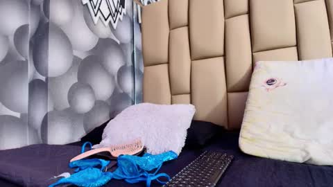 hannah_teehn online show from November 5, 7:05 pm