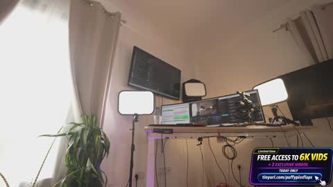 Hannah James online show from March 1, 4:33 pm