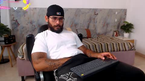 hanz_col online show from April 4, 1:23 am