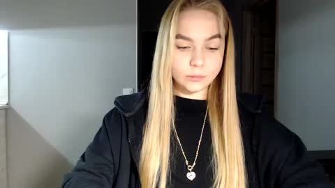 happy_fox_ online show from December 5, 11:23 pm