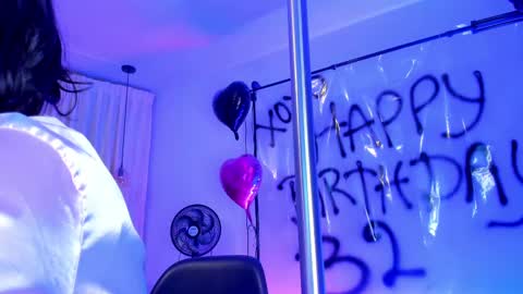 Snapshot of heidyblue chatting on February 20, 12:30 am online show from February 20, 12:30 am