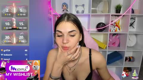 Snapshot of hellen__moore chatting on January 19, 3:39 am GTM3Mon Tue Wed Thu Fri San 0400 am-1030pm online show from January 19, 3:39 am