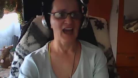 hellenmarie online show from December 15, 11:45 am