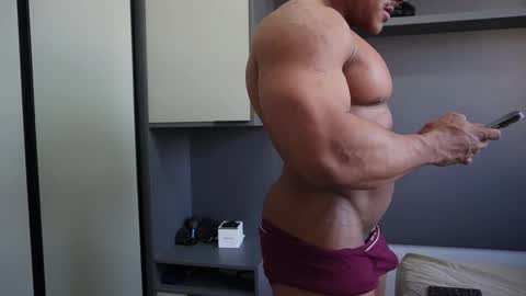 Snapshot of henrimusclee chatting on October 16, 7:35 pm Henri online show from October 16, 7:35 pm