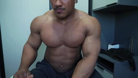 Snapshot of henrimusclee chatting on October 22, 9:05 pm Henri online show from October 22, 9:05 pm