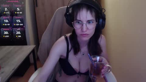 Snapshot of heraluna_ chatting on December 13, 9:51 pm HeraLuna  online show from December 13, 9:51 pm