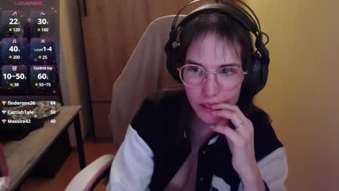 Snapshot of heraluna_ chatting on December 14, 4:01 am HeraLuna  online show from December 14, 4:01 am