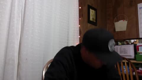 Snapshot of here_we_go_00 chatting on December 3, 6:43 am Geebz online show from December 3, 6:43 am