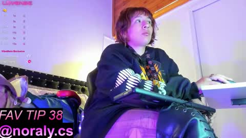Snapshot of hey_noraly chatting on September 29, 4:11 am Noraly  online show from September 29, 4:11 am