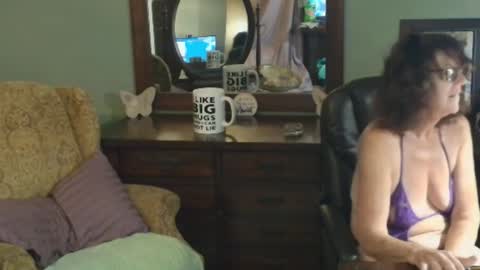 Snapshot of hidden_gold_milf chatting on October 12, 7:56 am hidden_gold_milf online show from October 12, 7:56 am
