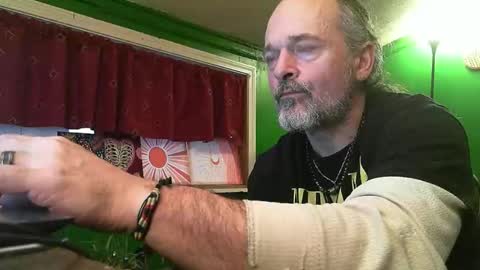 hippiedad333 online show from March 3, 10:50 pm