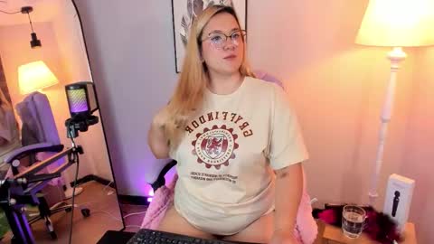 Hollie online show from February 23, 12:51 pm