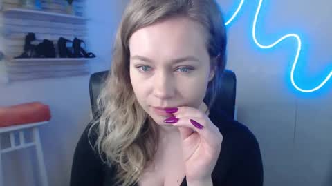 Holly online show from February 18, 11:11 am