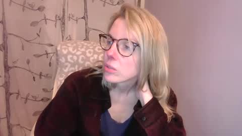 holly_bourbon online show from November 14, 2:03 am