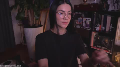 Holly Linder online show from March 12, 2:04 am