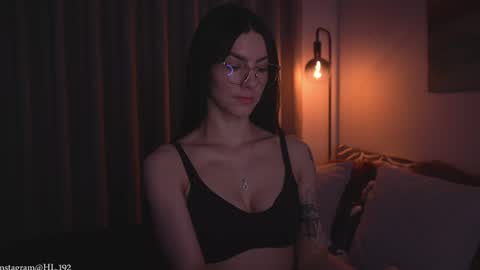 Holly Linder online show from April 9, 6:19 am