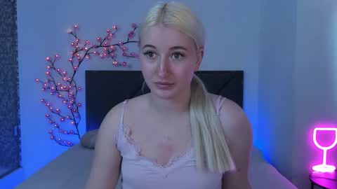 HollyTaillor online show from April 14, 12:19 pm