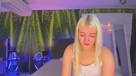 HollyTaillor online show from November 11, 6:59 am