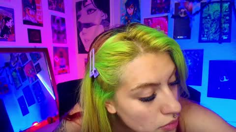 Snapshot of holyeva chatting on December 4, 10:24 pm   online show from December 4, 10:24 pm