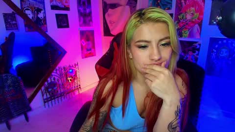 Snapshot of holyeva chatting on December 16, 11:39 pm   online show from December 16, 11:39 pm