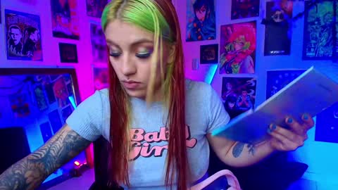 Snapshot of holyeva chatting on December 6, 9:29 pm   online show from December 6, 9:29 pm