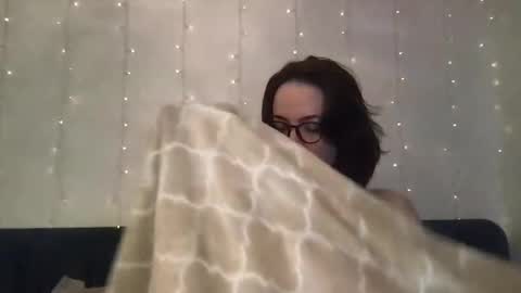 Snapshot of honeybeexx69 chatting on February 22, 6:39 am HoneyBeeXx69 online show from February 22, 6:39 am