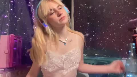 Snapshot of honeyxlimbed chatting on January 16, 8:22 am Emi Rose online show from January 16, 8:22 am