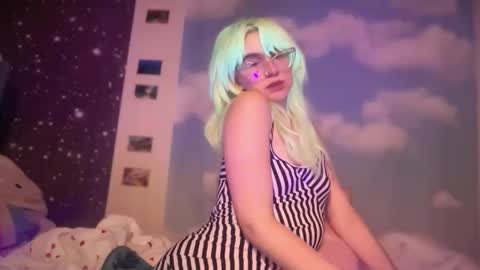 Emi Rose online show from January 17, 6:01 am