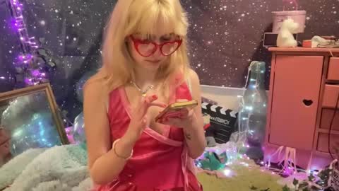 Snapshot of honeyxlimbed chatting on February 6, 6:40 am Emi Rose online show from February 6, 6:40 am