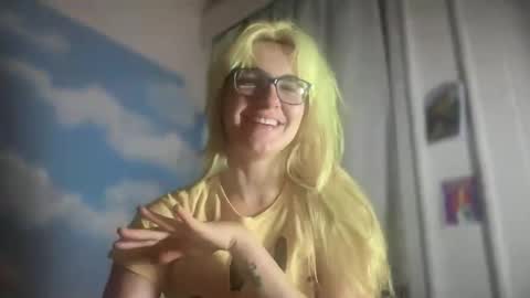 Snapshot of honeyxlimbed chatting on October 2, 6:12 am Emi Rose online show from October 2, 6:12 am